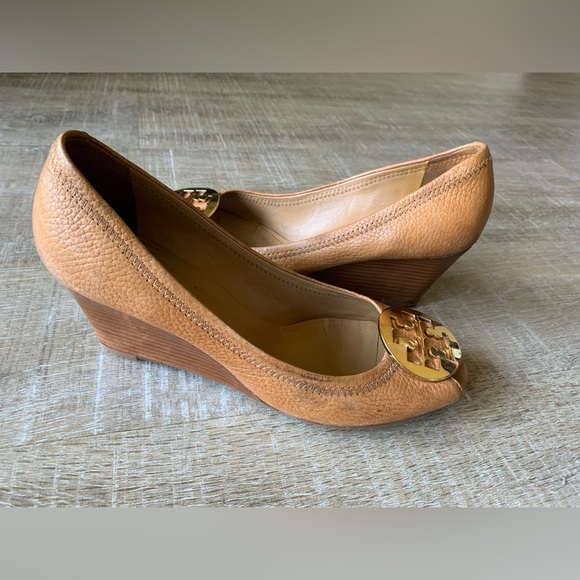 Tory Burch Women’s Selma Open Toe Wedge sandal shoe sz 9.5 beige 2.5” logo - Picture 15 of 15